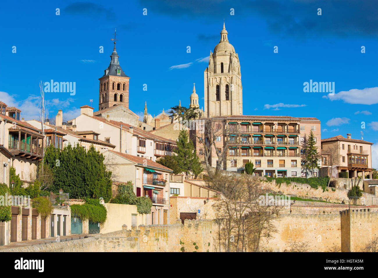 Segovia - le mura della città e la torre della cattedrale in background Foto Stock