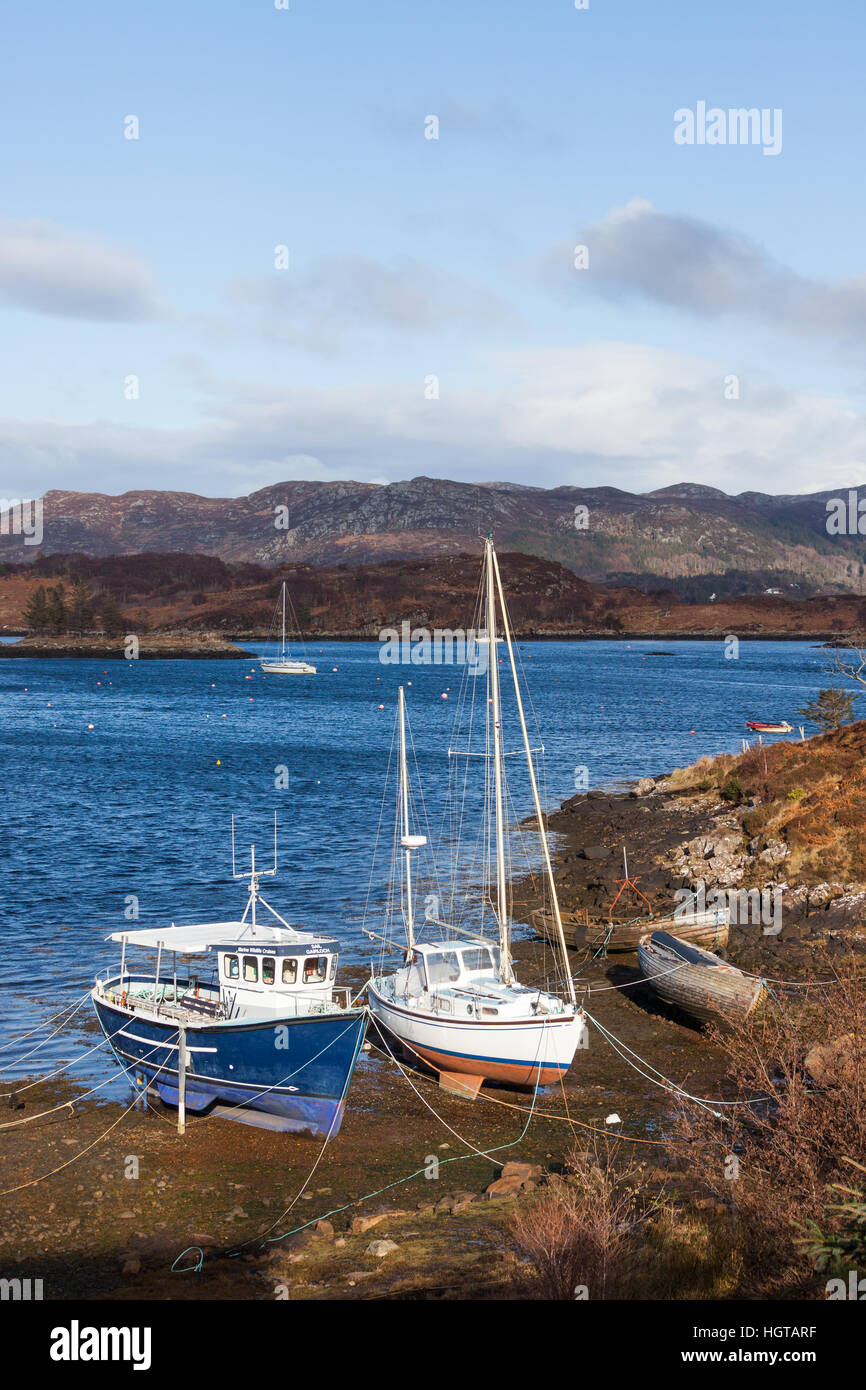 Barche a ancora presso l'ex villaggio di pescatori di Badachro, nelle Highlands occidentali del nord della Scozia Foto Stock