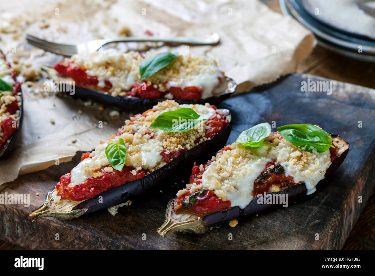 Melanzane al forno con formaggio immagini e fotografie stock ad alta ...