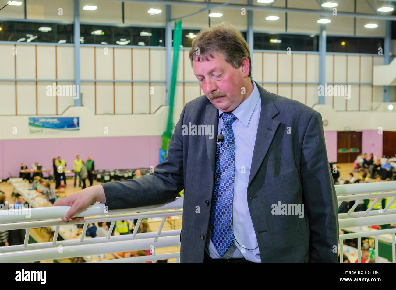 East Antrim MP Sammy Wilson guarda dispondent. Foto Stock