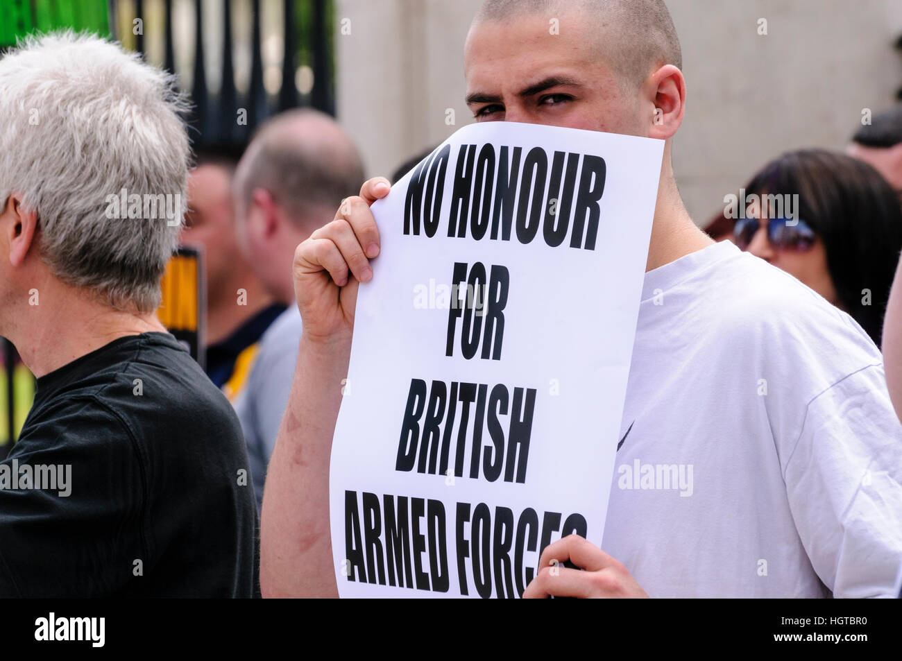 26 giugno 2010, Belfast. Un uomo che tiene un cartello che diceva "No onore per forze armate britanniche.' Eirigi, una protesta repubblicana gruppo, dimostra contro il dominio britannico in Irlanda del Nord Foto Stock