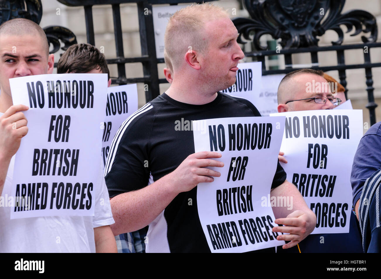 26 giugno 2010, Belfast. Gli uomini tenere indicazioni dicendo "No onore per forze armate britanniche.' Eirigi, una protesta repubblicana gruppo, dimostra contro il dominio britannico in Irlanda del Nord Foto Stock