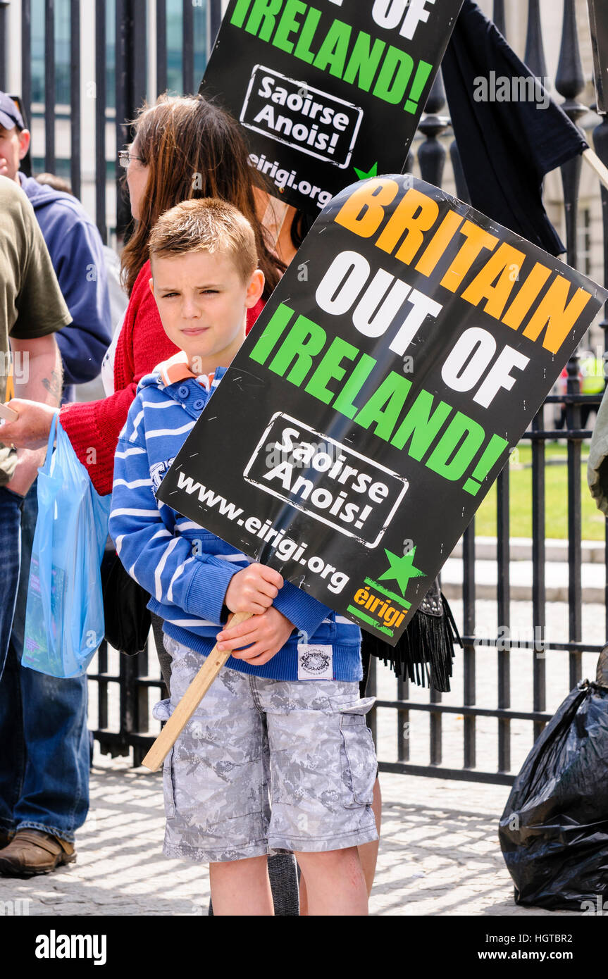 26 giugno 2010, Belfast. Un giovane ragazzo tiene un poster che dice "la Gran Bretagna fuori dall Irlanda! Saoirse Anois!" . Eirigi, una protesta repubblicana gruppo, dimostra contro il dominio britannico in Irlanda del Nord Foto Stock