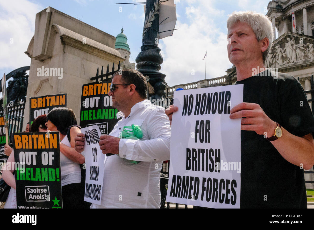 26 giugno 2010, Belfast. Gli uomini tenere indicazioni dicendo "No onore per forze armate britanniche.' Eirigi, una protesta repubblicana gruppo, dimostra contro il dominio britannico in Irlanda del Nord Foto Stock