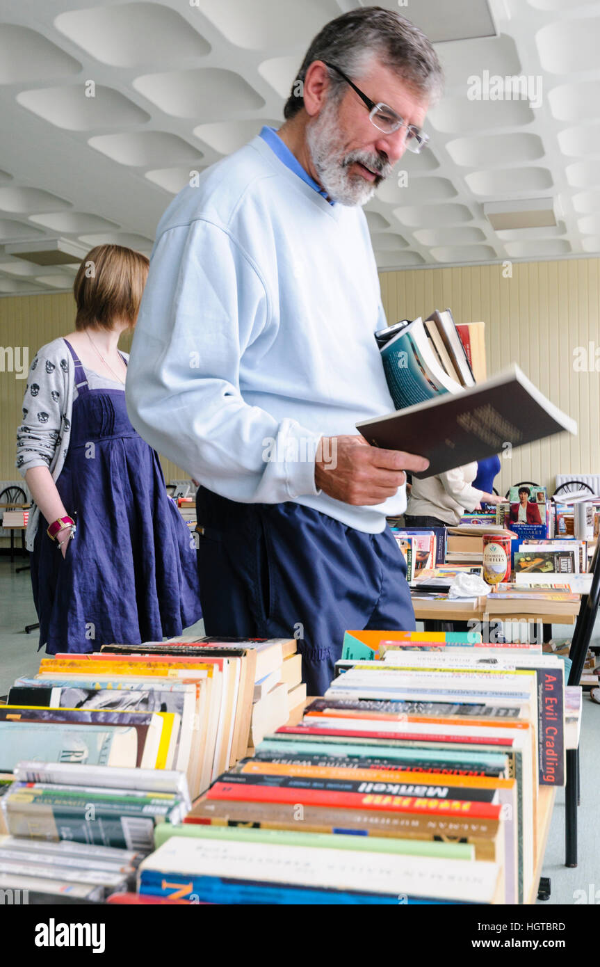 Gerry Adams peruses libri a una vendita di libri a Belfast. Foto Stock