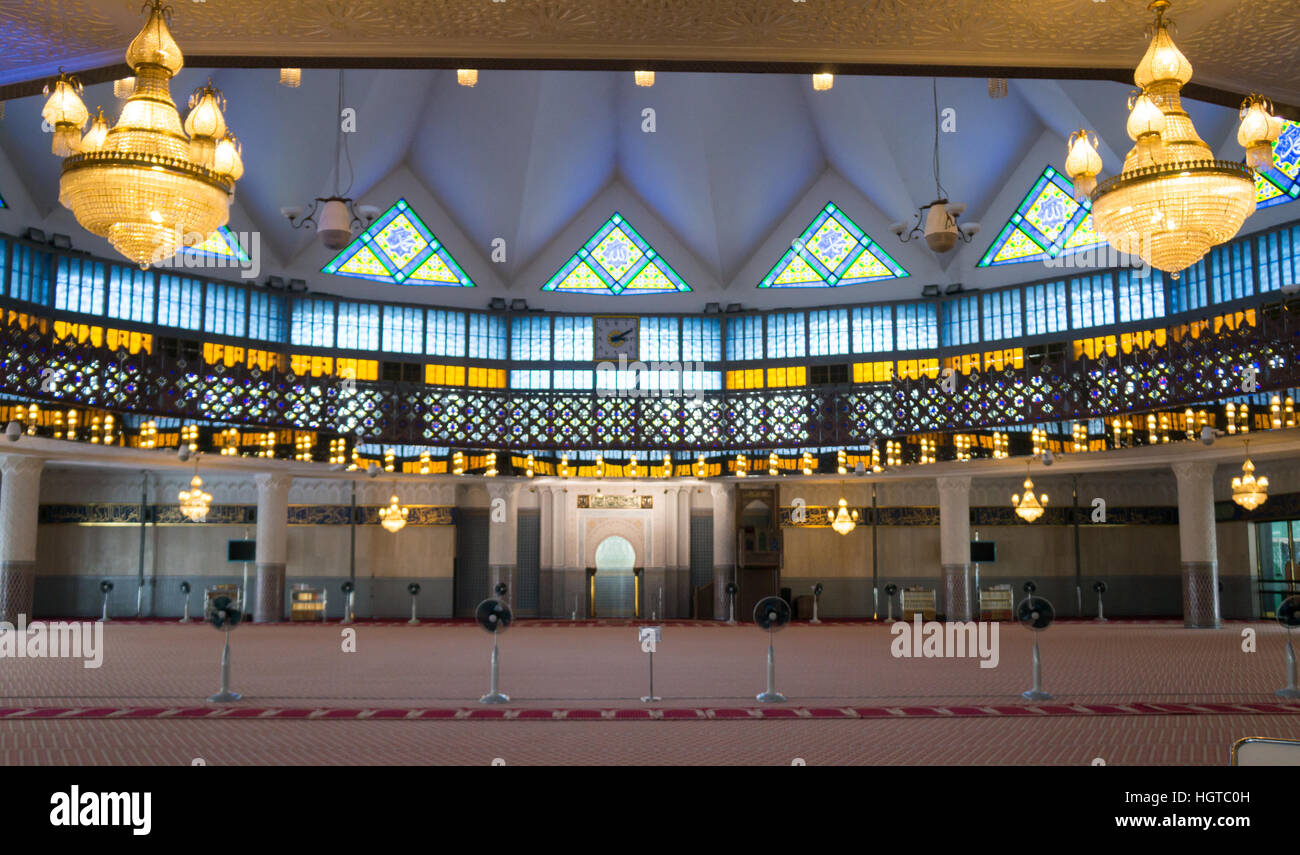 Sala da preghiera all'interno di Masjid Negara, Kuala Lumpur Foto Stock