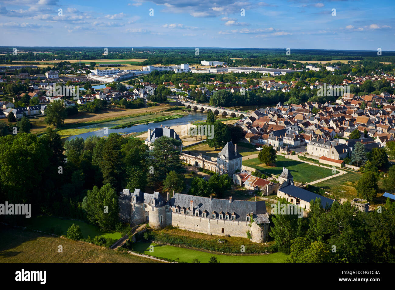 Francia, Loir-et-Cher, della città e del castello di Selles sur cher, le fiume Cher vista aerea Foto Stock