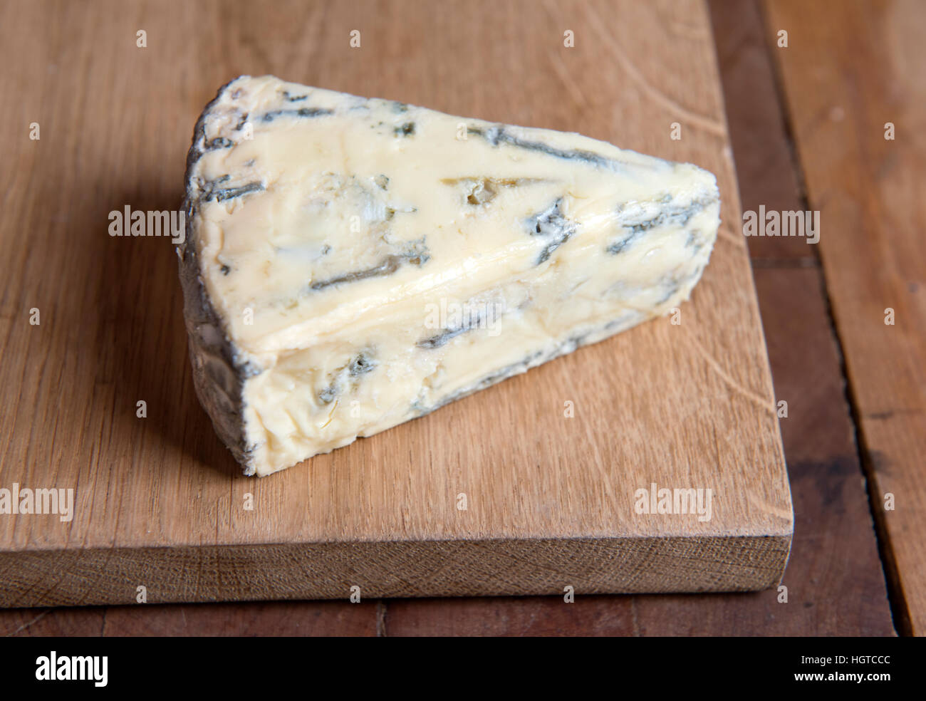 Un cuneo di inglese Yorkshire formaggio blu Foto Stock