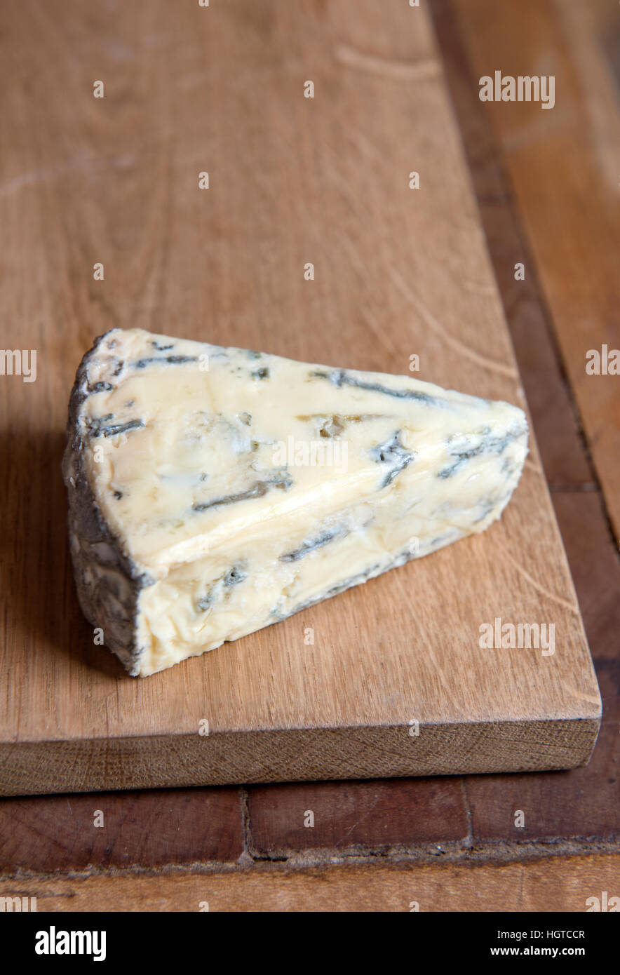 Un cuneo di inglese Yorkshire formaggio blu Foto Stock