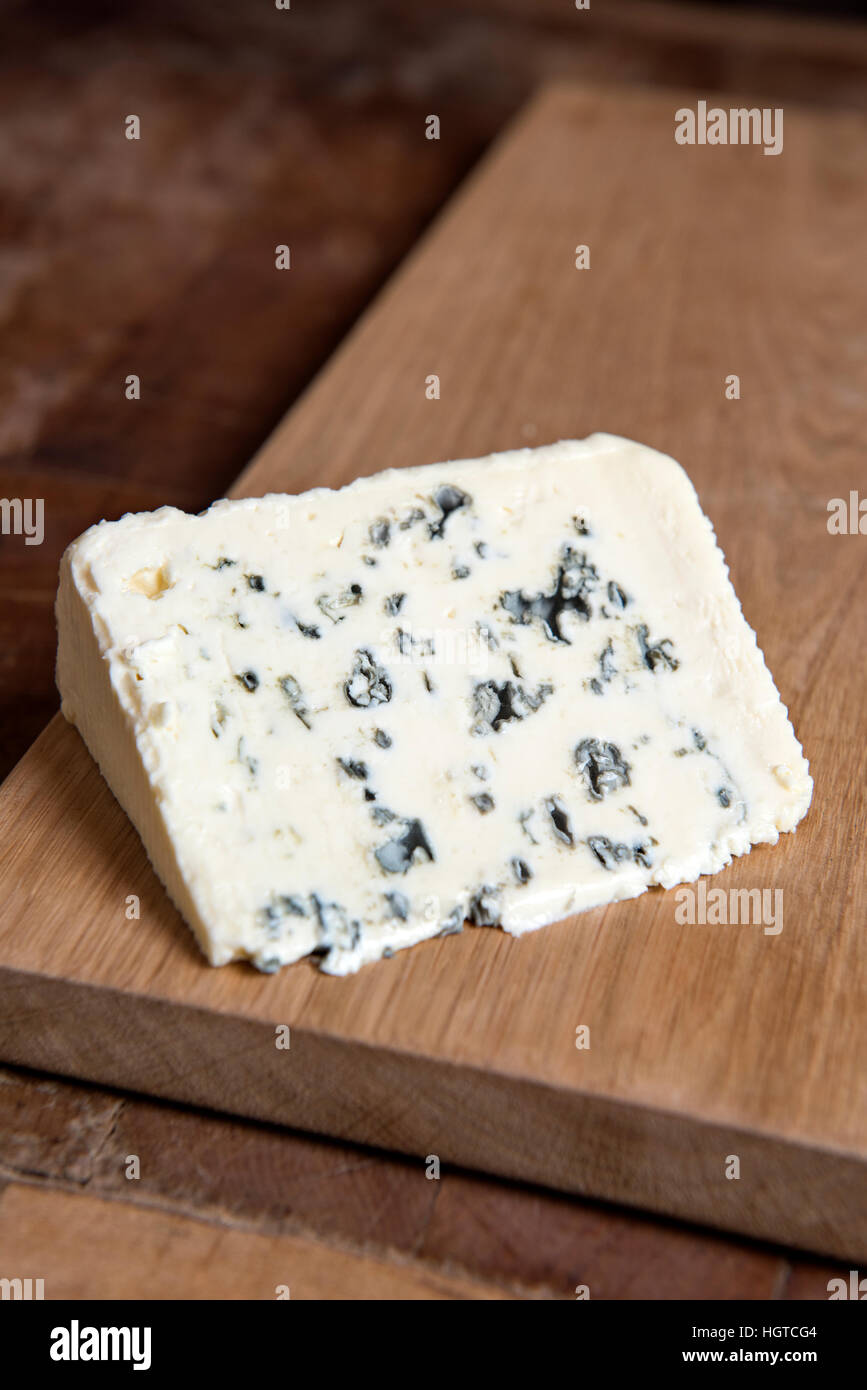 Un cuneo di francese morbido formaggio blu Foto Stock