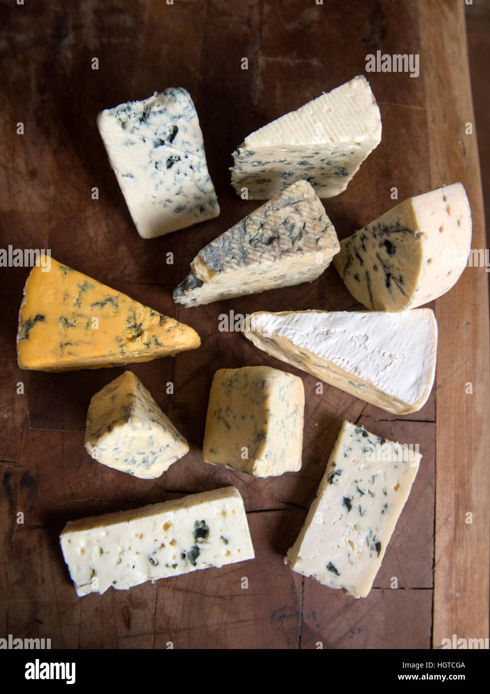 Una selezione della lingua inglese e continentale formaggi blu disposti su di un tagliere Foto Stock