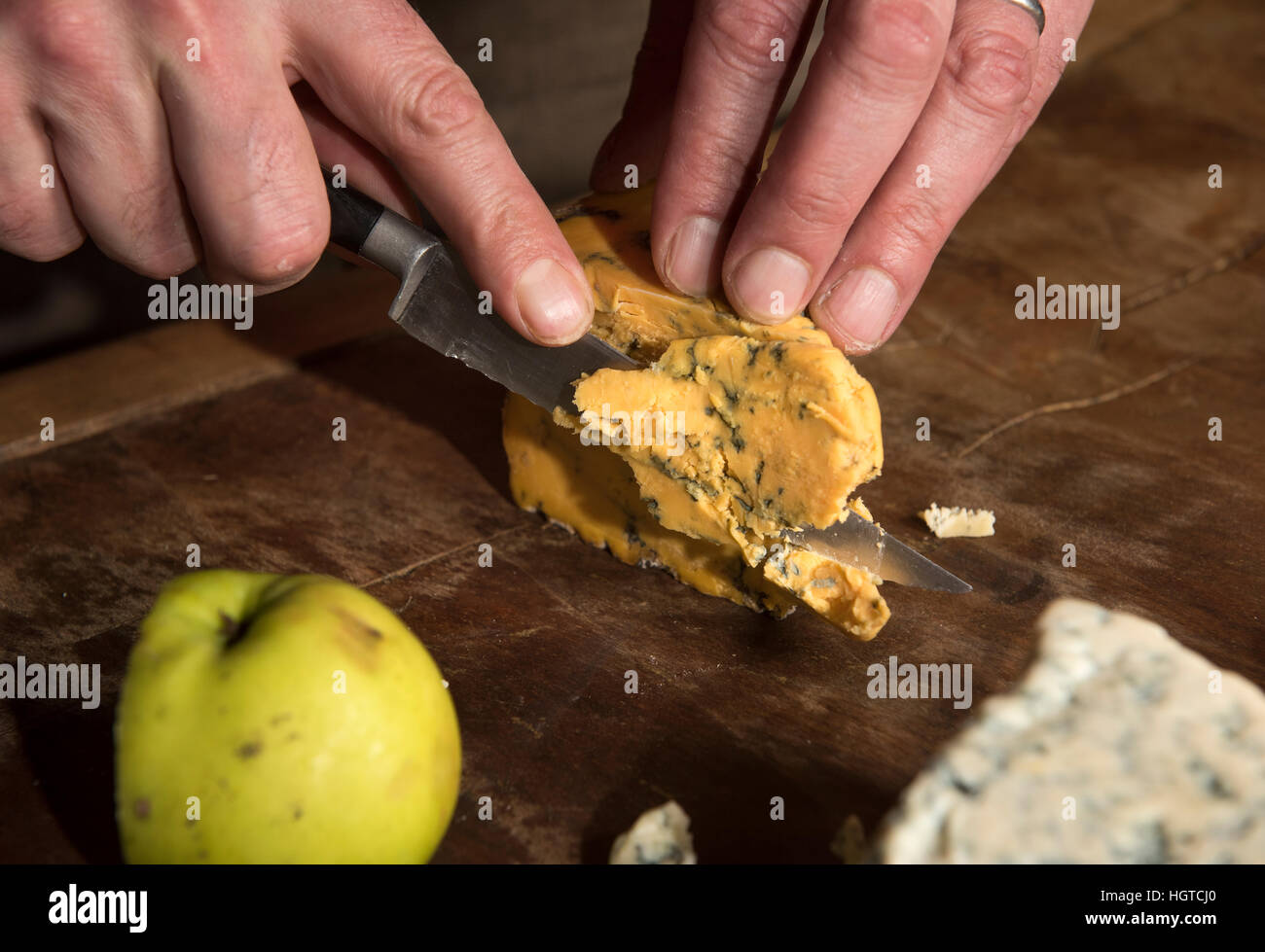 Un esperto di formaggi il campionamento di una fetta di Shropshire Blue UK Foto Stock