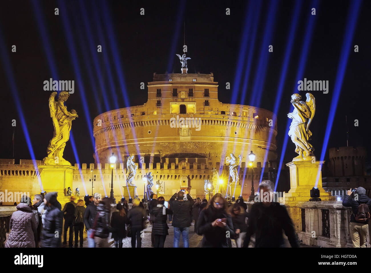Roma, Italia - 1 Gennaio 2017: Castel Sant'Angelo, facciata. Il monumento illuminata di notte e preso dal ponte degli angeli. Foto Stock