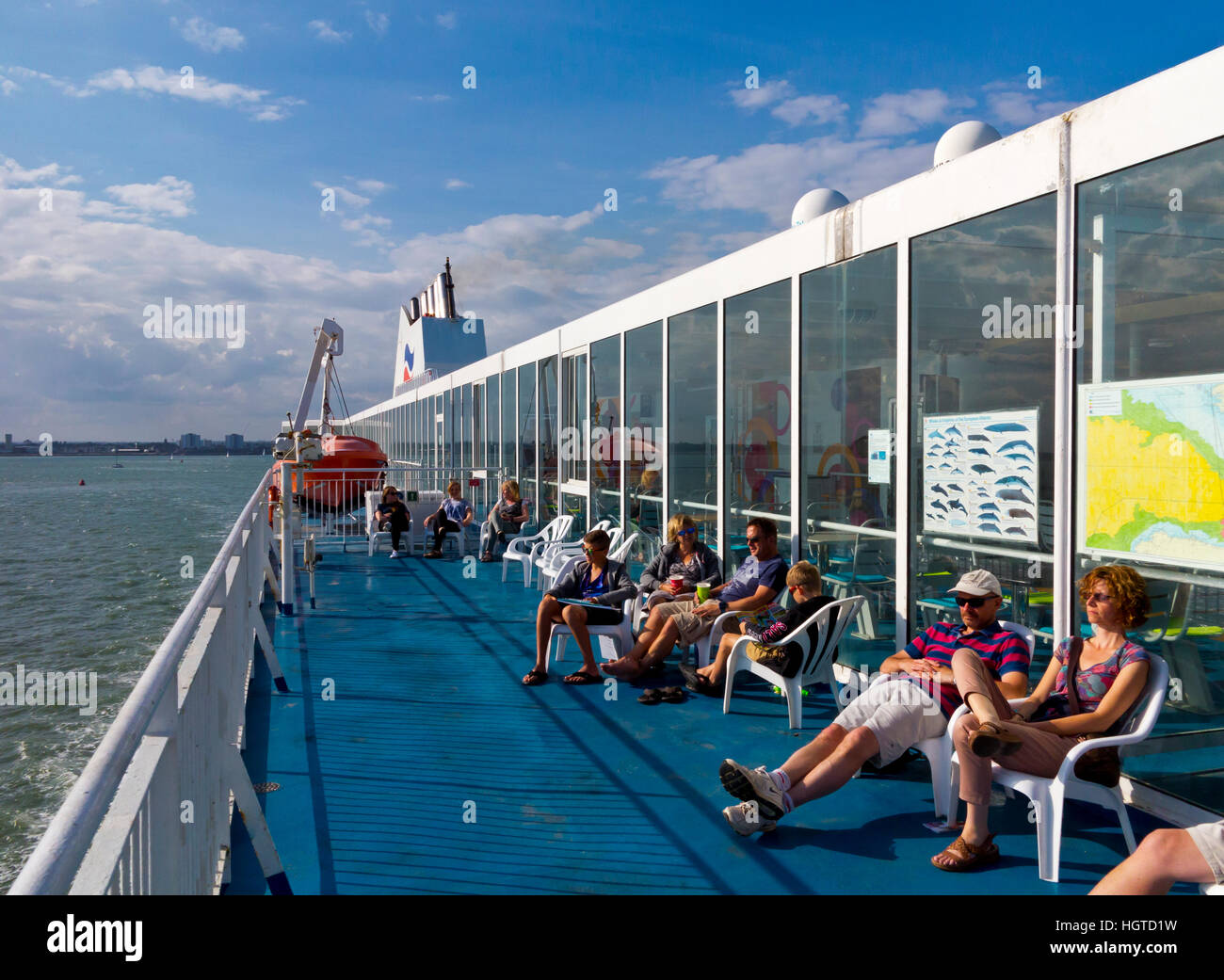 Passeggeri in relax sulla terrazza di un traghetto in viaggio da Portsmouth Regno Unito a Santander in Spagna settentrionale in estate Foto Stock
