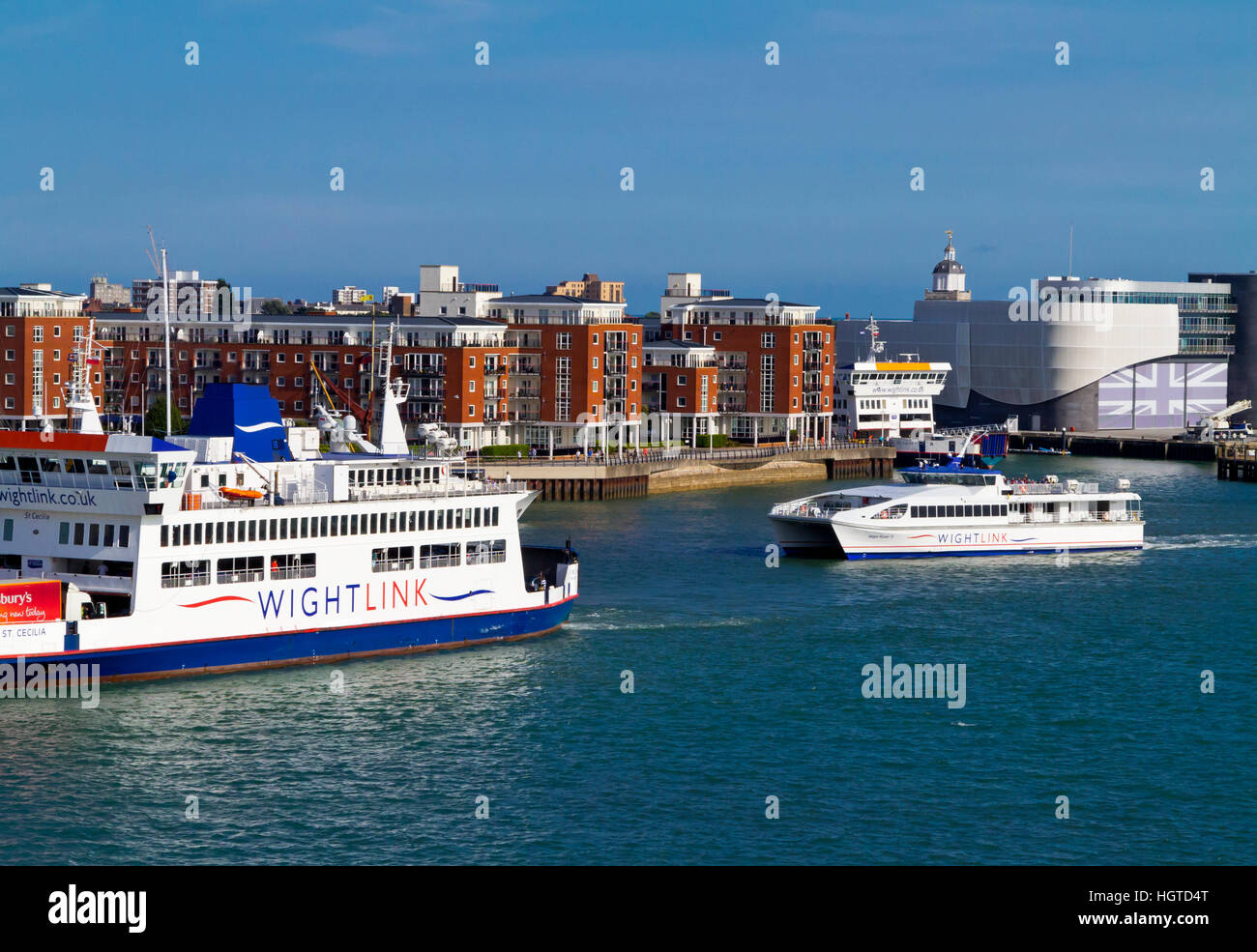 Vista sul porto di Portsmouth un grande navali e civili di porto in Hampshire REGNO UNITO Inghilterra con Wightlink ferries in primo piano Foto Stock
