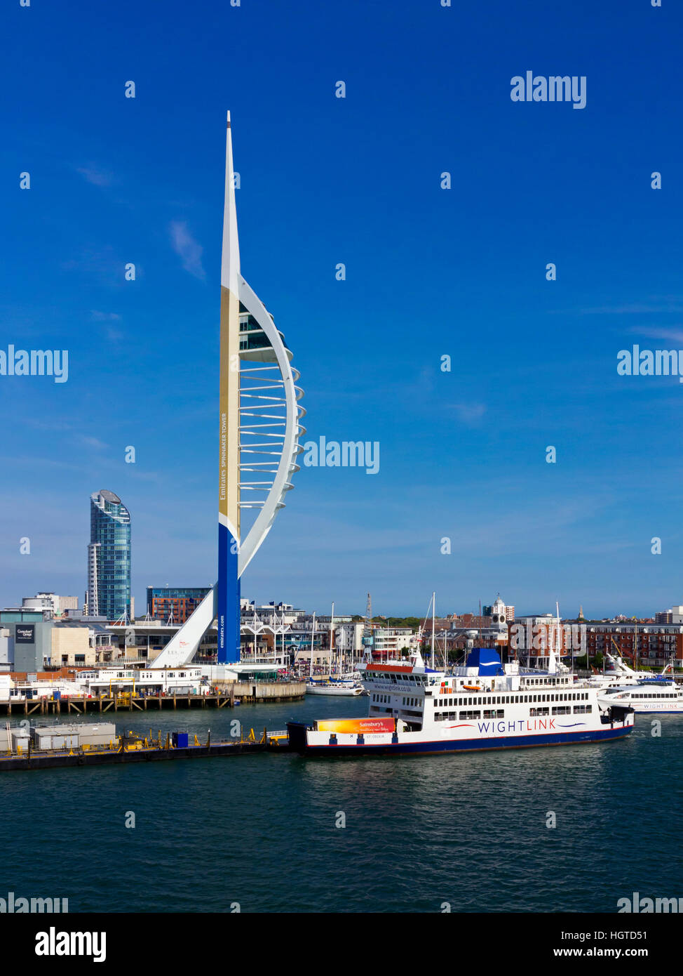 Vista sul porto di Portsmouth un grande navali e civili di Porto in Inghilterra Hampshire REGNO UNITO con la Spinnaker Tower in background Foto Stock