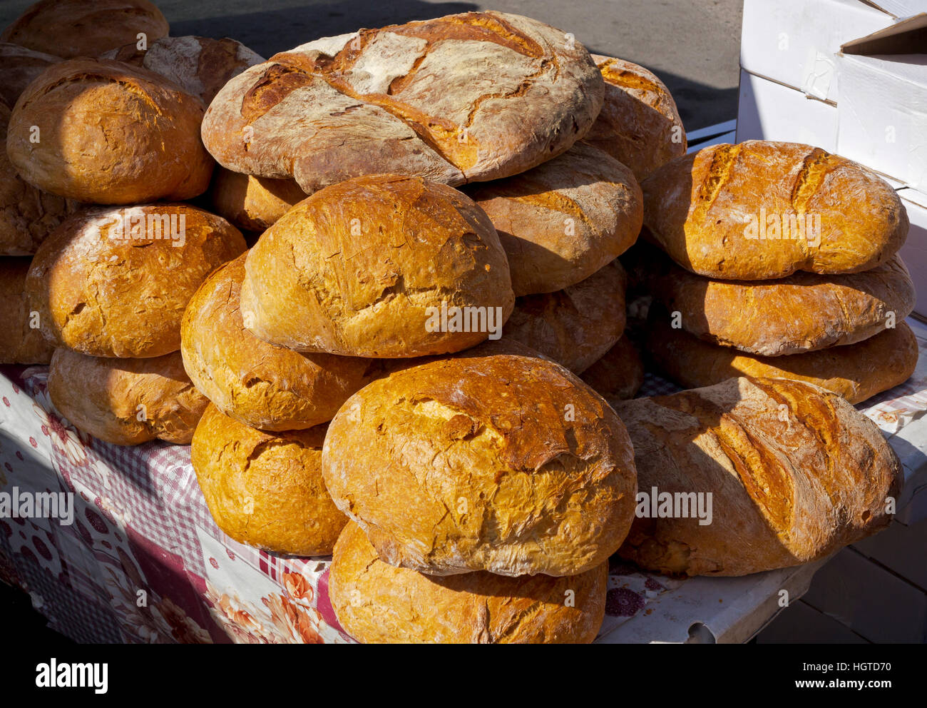 Tradizionale pane cantabrico in vendita in un mercato a Potes nel Parco Nazionale Picos de Europa Cantabria Spagna settentrionale Foto Stock