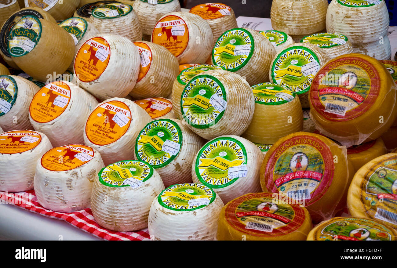 Tradizionale formaggi cantabrico in vendita in un mercato a Potes nel Parco Nazionale Picos de Europa Cantabria Spagna settentrionale Foto Stock