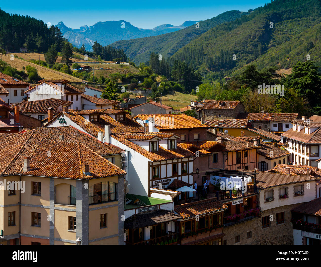 Vista su tutta la città medievale di Potes nel Parco Nazionale Picos de Europa Cantabria Spagna settentrionale Foto Stock