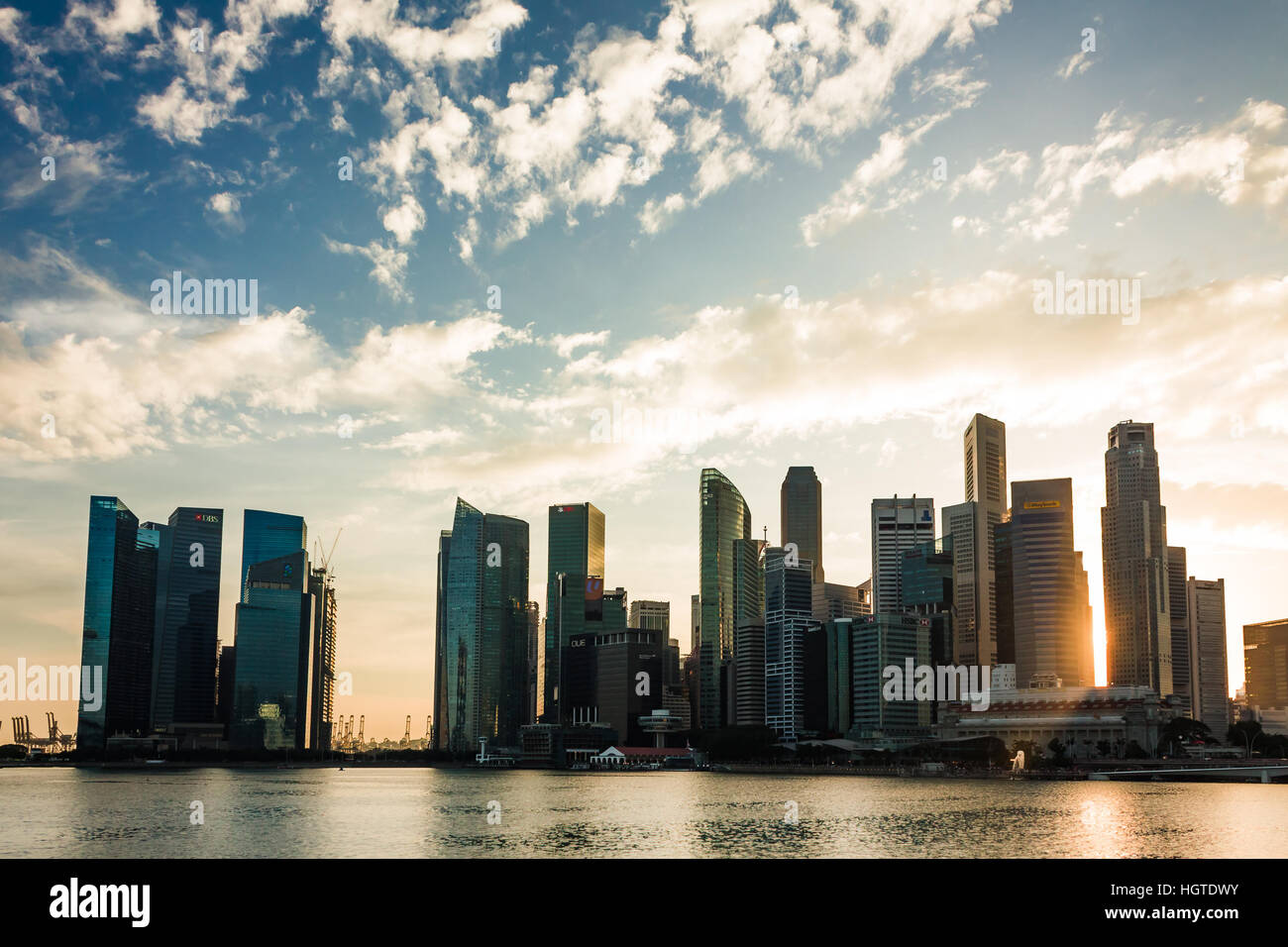 Singapore - Gennaio 07, 2017: Singapore Cityscape edificio finanziario con drammatica Cloud nell'area di Marina Bay a Singapore, ora d'oro, Urban crepuscolo Foto Stock