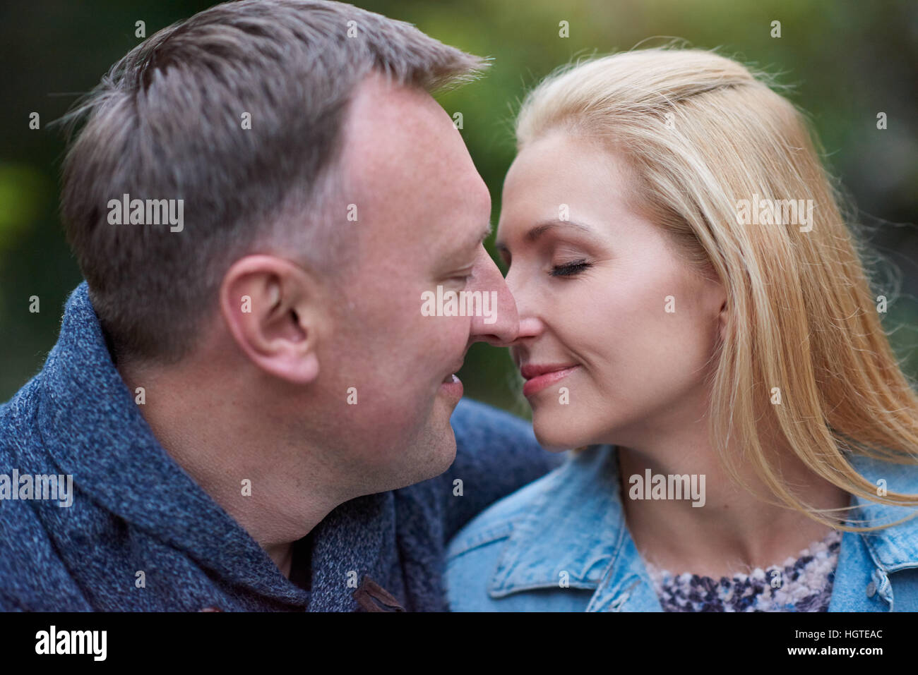 Coppia matura kissing al di fuori Foto Stock