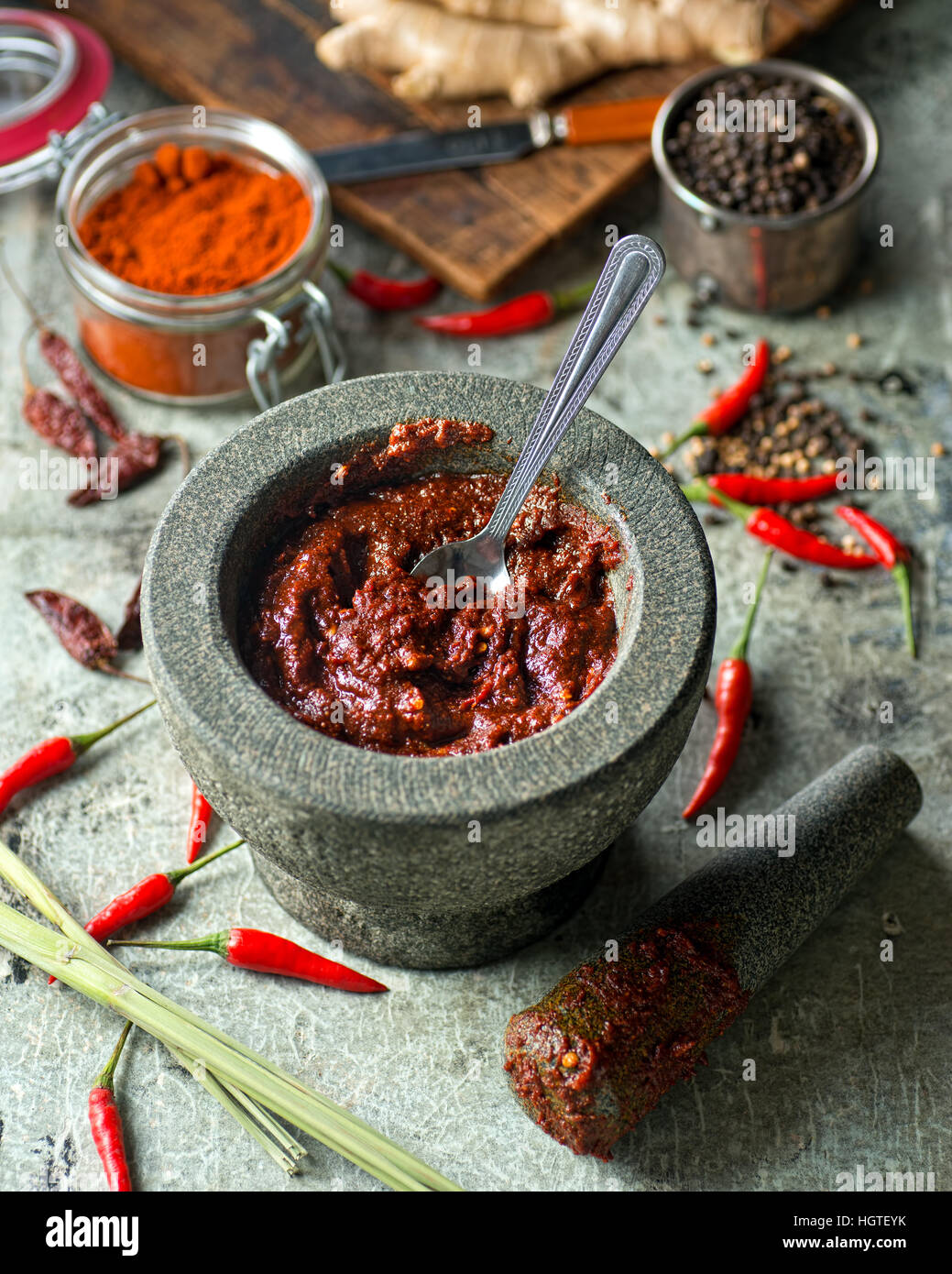 Un delizioso rosso tailandese di pasta di curry con mortaio e pestello. Foto Stock