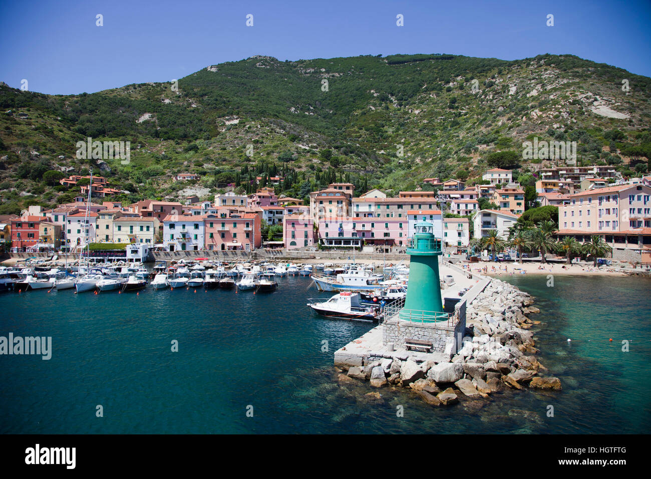 Giglio Village e il porto, l'Isola del Giglio, Arcipelago Toscano, Toscana, Italia, Europa Foto Stock