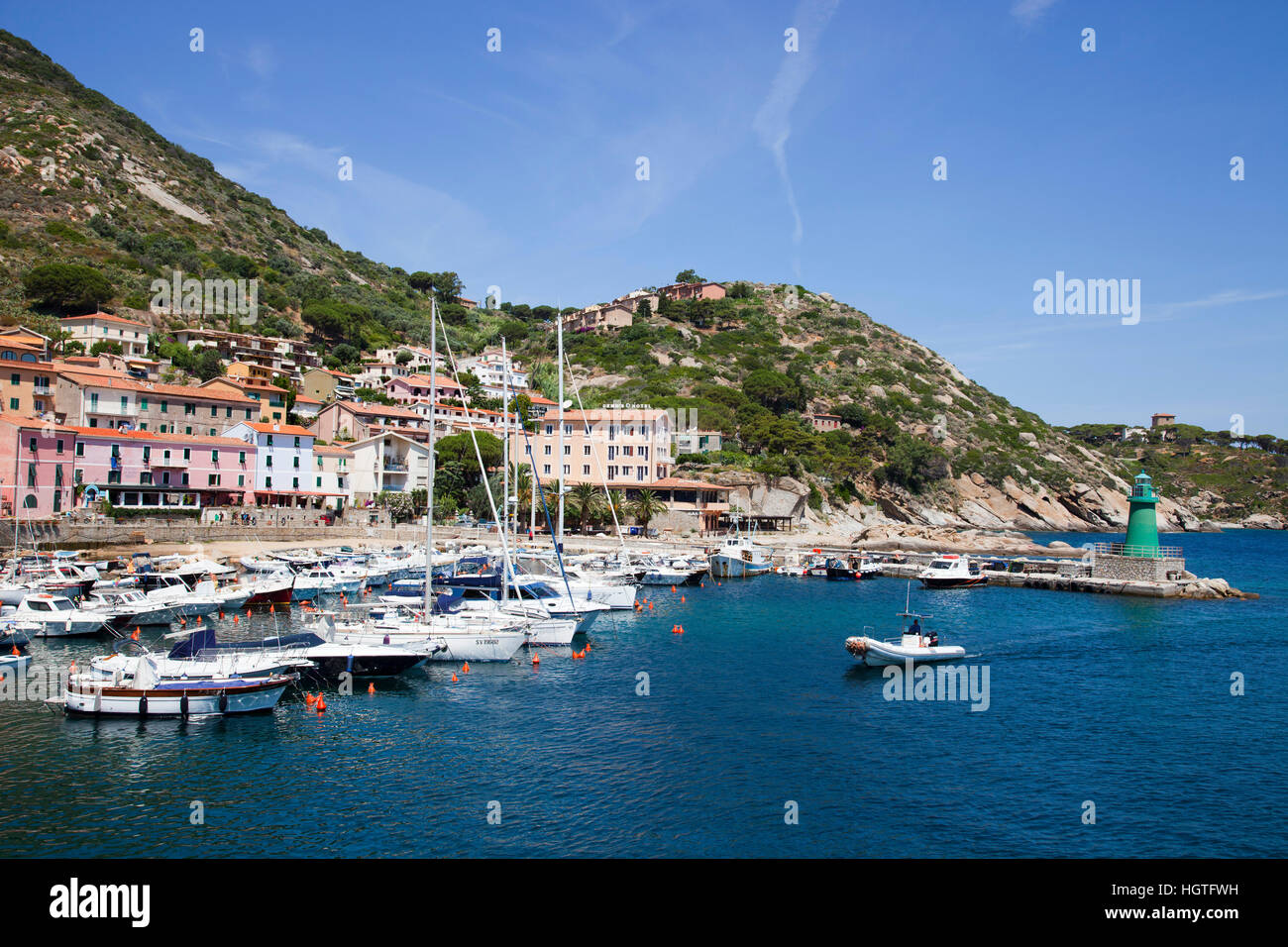 Giglio Village e il porto, l'Isola del Giglio, Arcipelago Toscano, Toscana, Italia, Europa Foto Stock