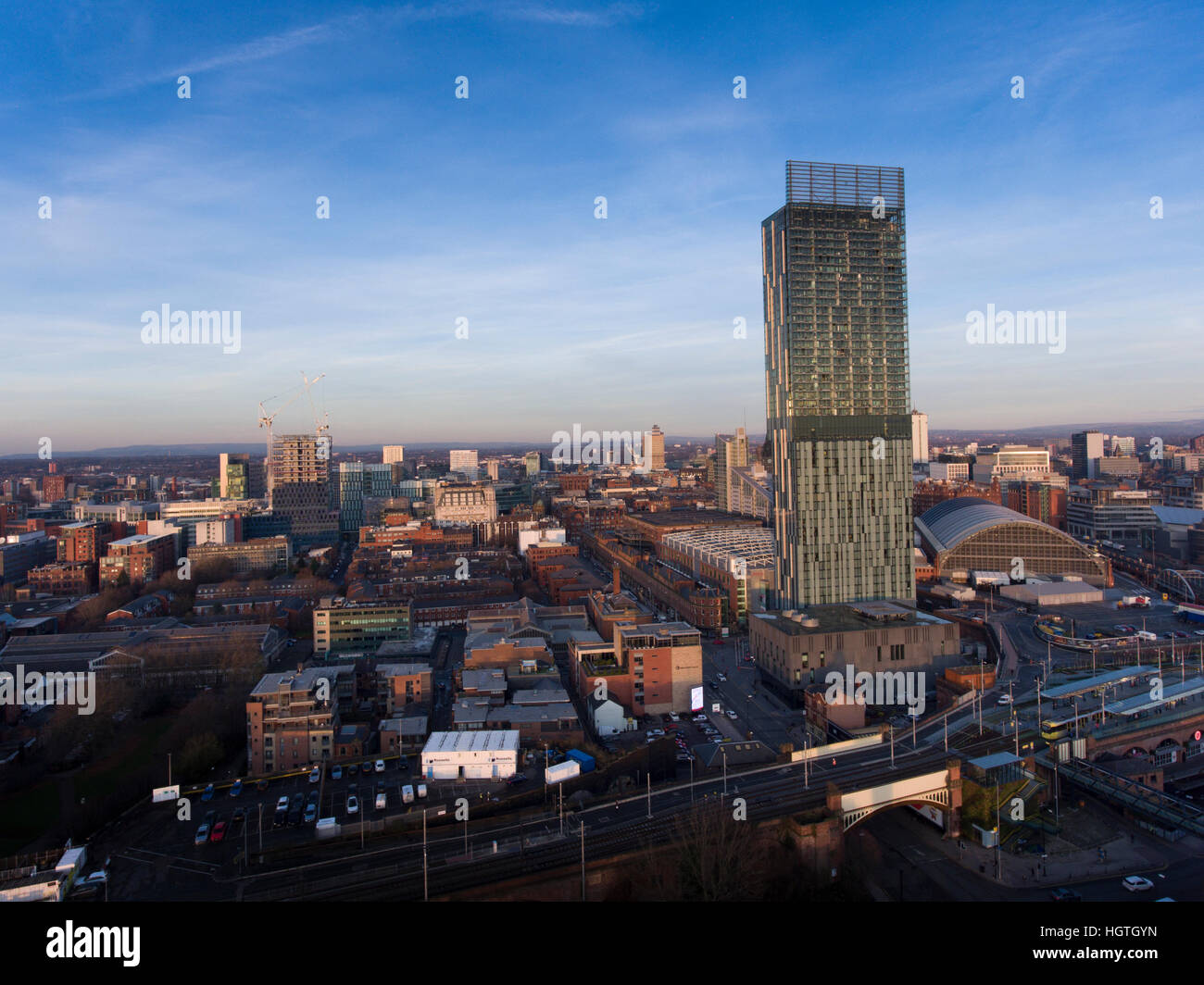 Manchester City skyline guardando giù Deansgate verso l'Hilton hotel. Foto Stock