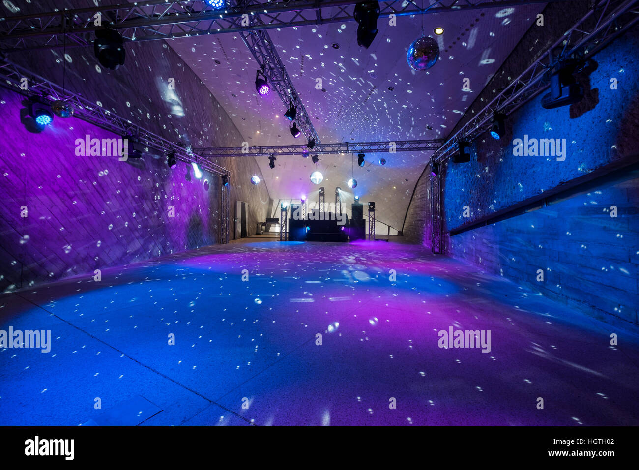 Vuota pista da ballo con illuminazione a led e palle specchio Foto Stock