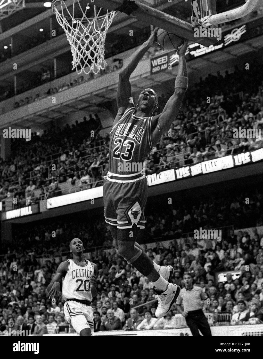 Chicago Bulls di Michael Jordan in azione al Boston Garden di Boston MA USA 1987 foto di bill belknap Foto Stock
