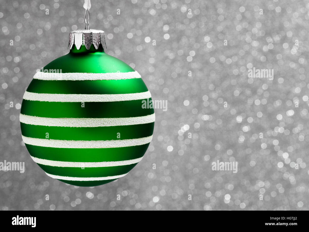 Pallina di natale decorazione appeso con uno sfondo color argento Foto Stock