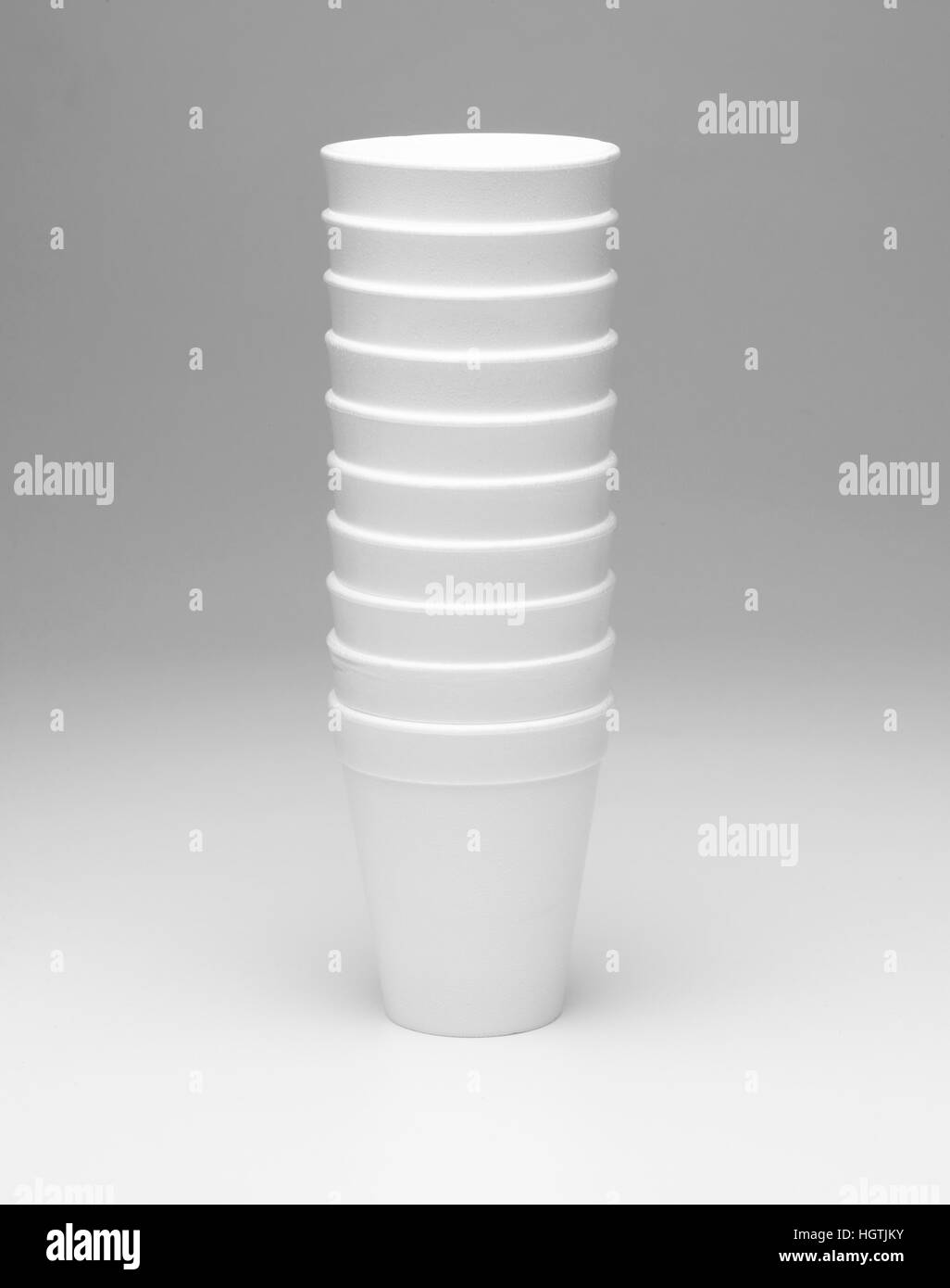 Styrofoam cup su una laurea sfondo neutro Foto Stock