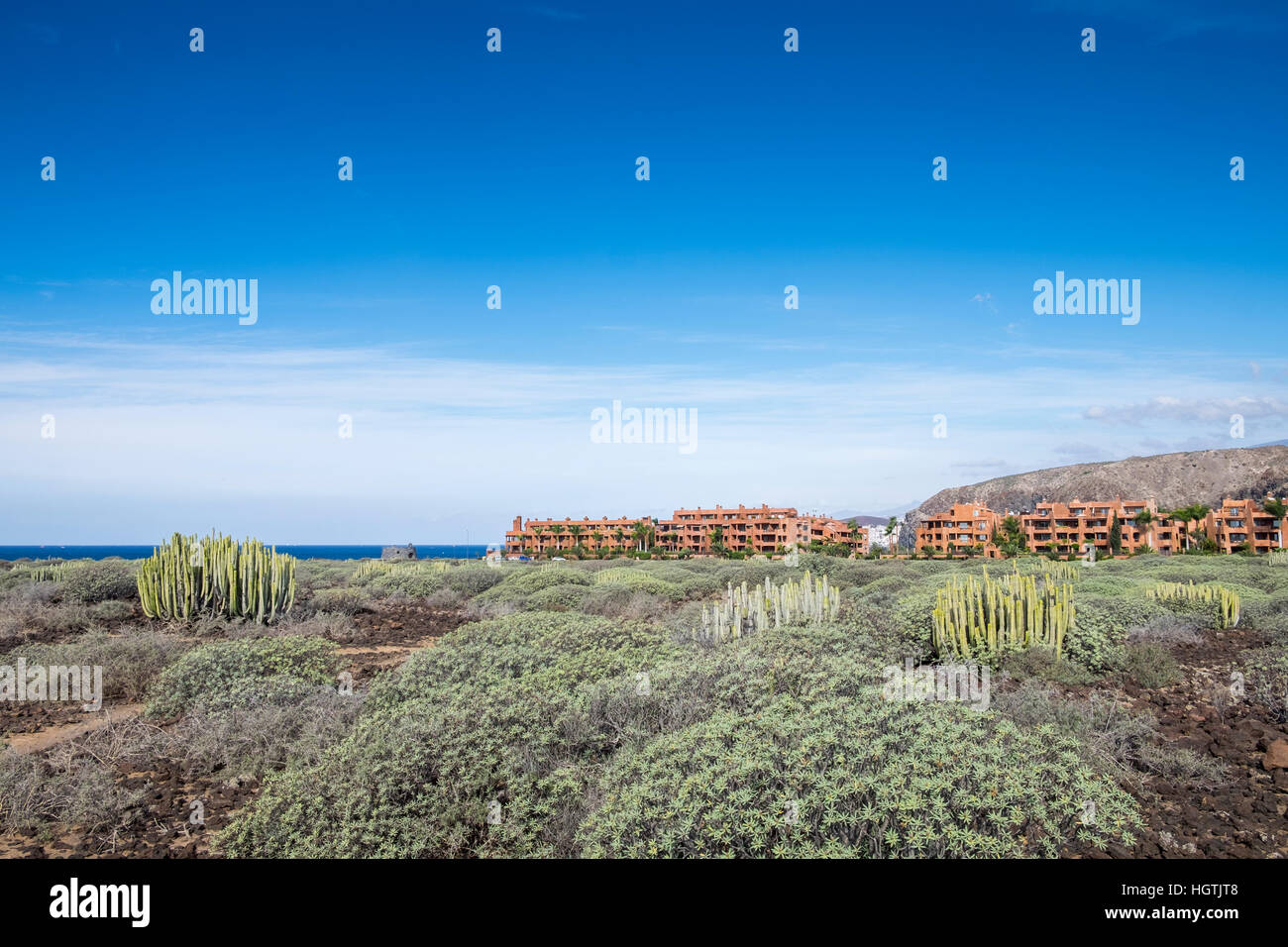 El Palm Mar urbanizzazione alla base di Guaza mountain accanto alla costa di Tenerife, Isole Canarie, Spagna Foto Stock