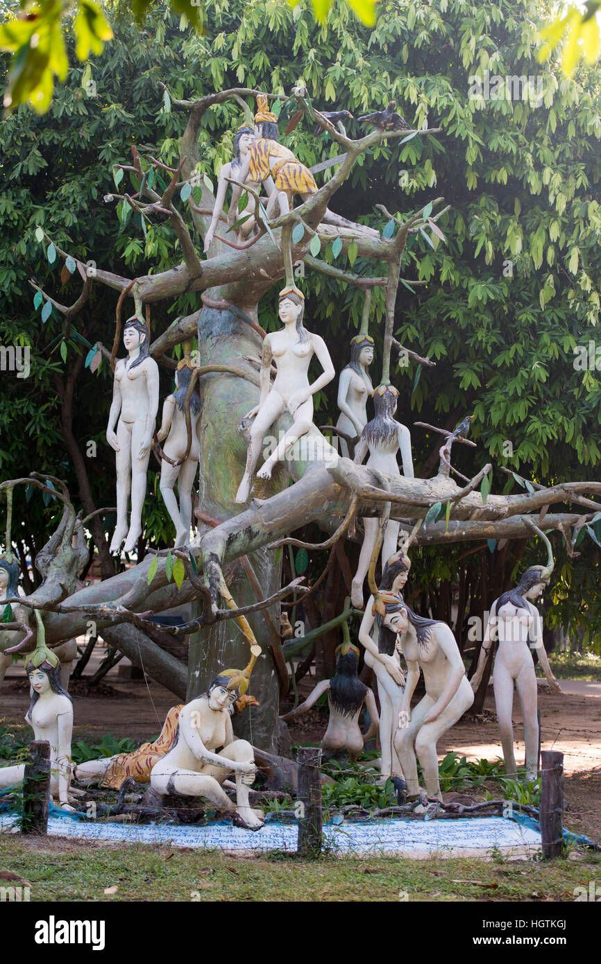 Il wat Baan Waeng con statue del buddismo inferno e paradiso vicino alla città di Udon Thani in Isan nel nordest della Thailandia. Foto Stock