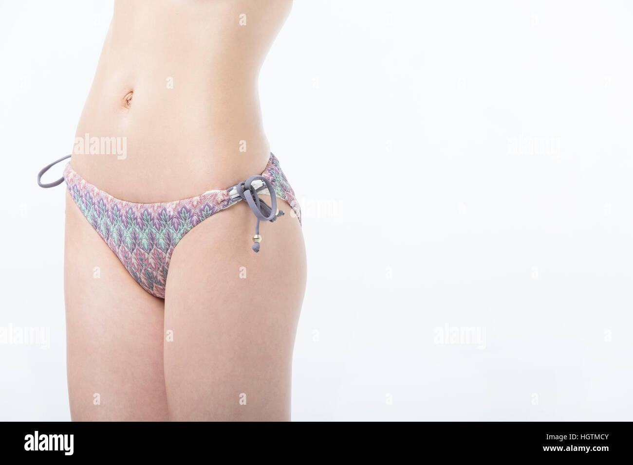Slim giovane donna linea corpo in bikini Foto Stock