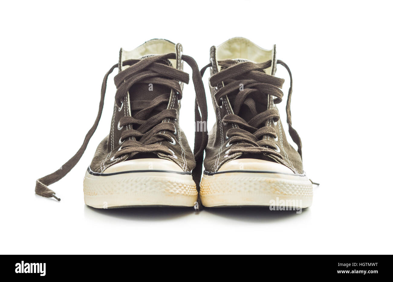 Il vintage sneakers isolati su sfondo bianco. Foto Stock