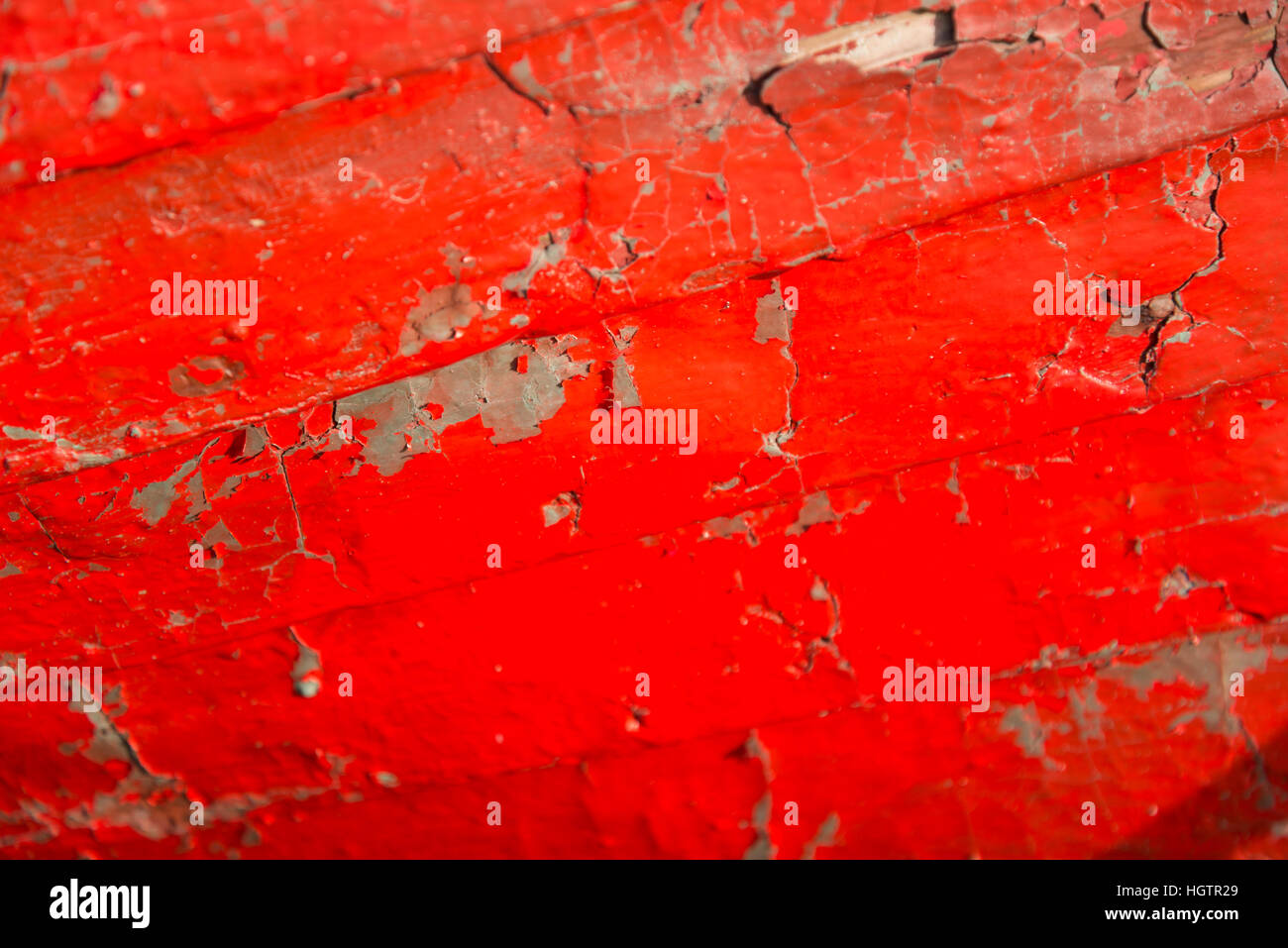 Vecchia vernice rossa spellatura di una barca da pesca Foto Stock