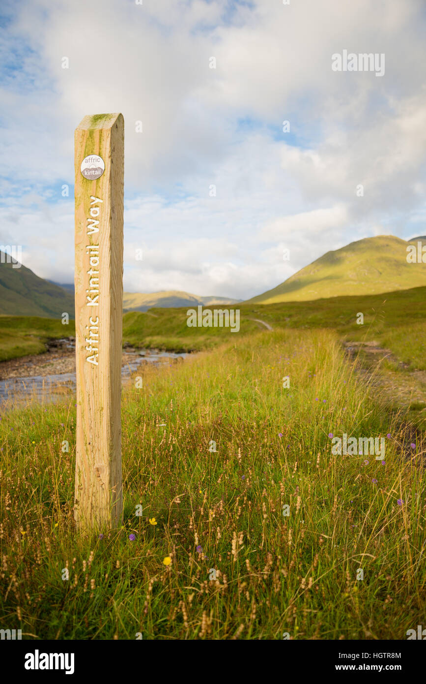 Marcatore di modo post sul affric kintail modo lunga distanza sentiero, Glen Affric, Scozia, Gran Bretagna, Regno Unito Foto Stock