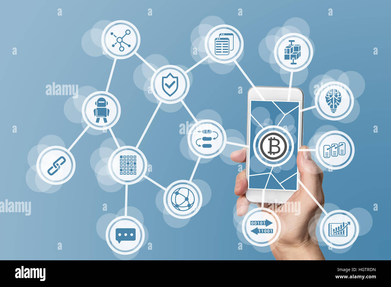 Blockchain e concetto bitcoin visualizzate mediante telefono cellulare e sfondo blu Foto Stock