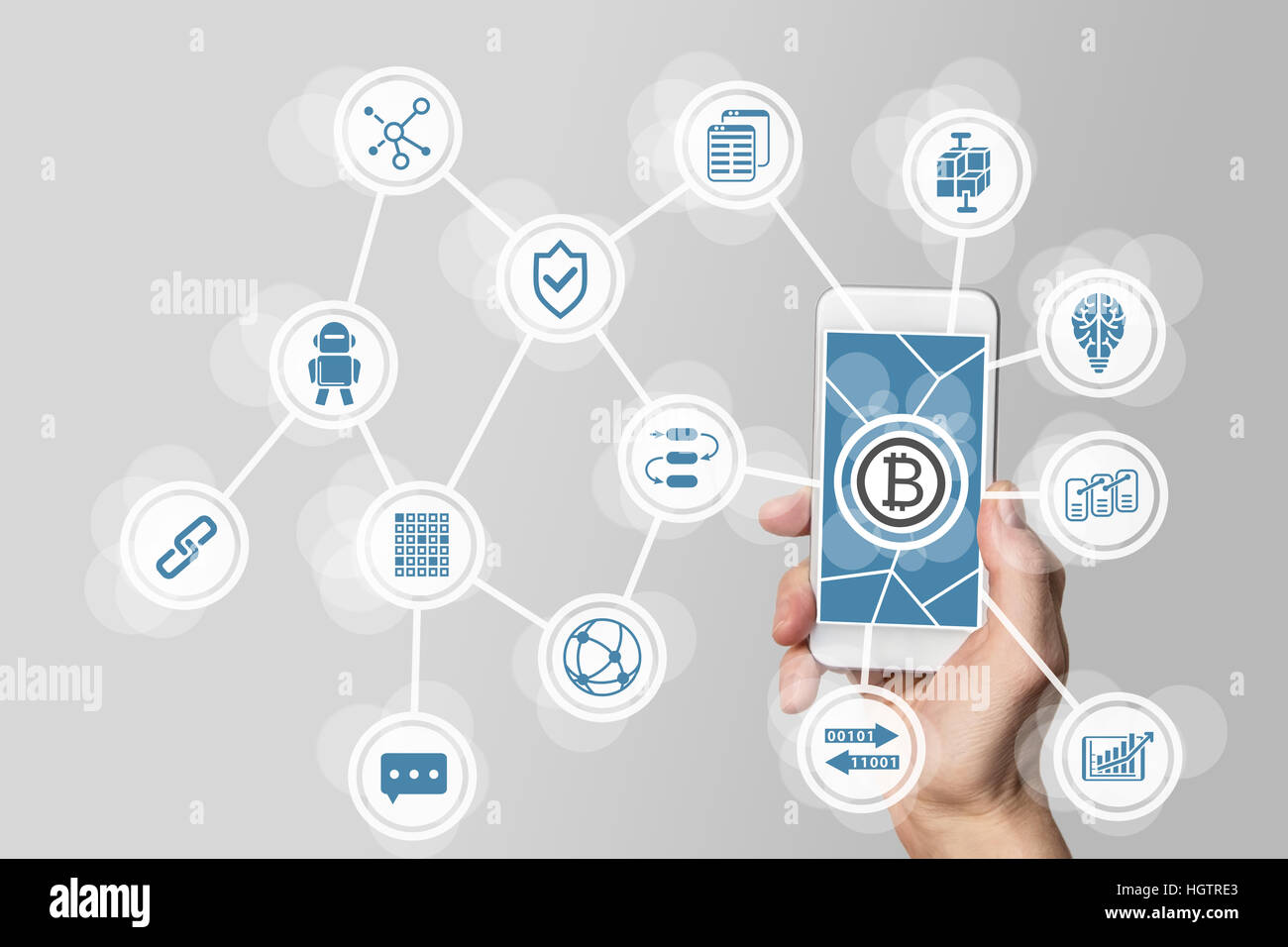 Blockchain e concetto bitcoin visualizzate mediante telefono cellulare e lo sfondo grigio Foto Stock