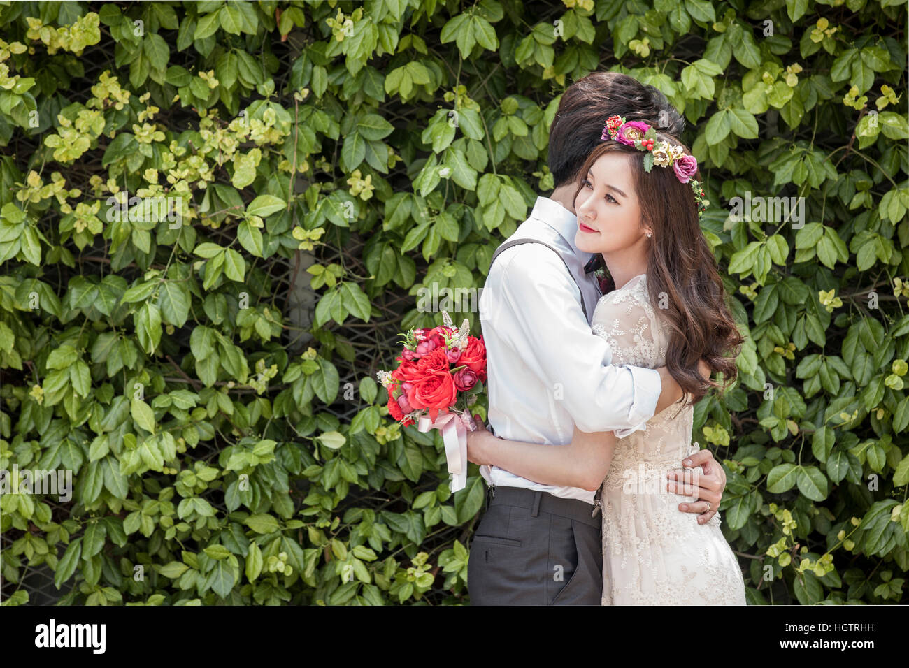 Coppia giovane costeggiata per matrimonio foto all'aperto Foto Stock