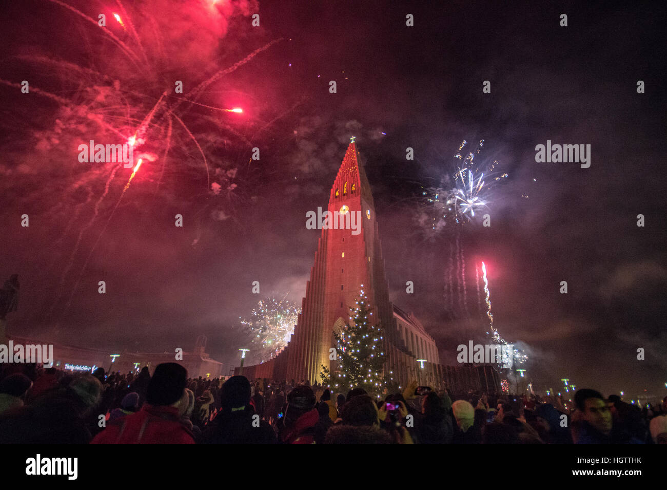 Fuochi d'artificio al di fuori della Hallgrimskirkja a Reykjavik, Islanda, Nuova anni 2017. Foto Stock