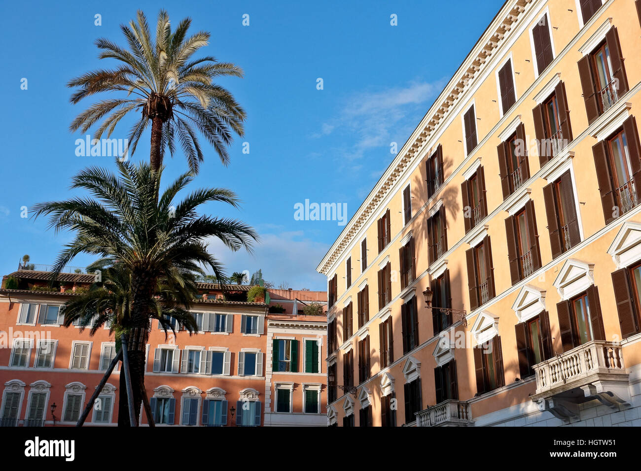 Edifici in Piazza di Spagna, palmeto. In una giornata di sole con cielo blu. Roma, Italia, Europa, Unione europea, UE. Foto Stock
