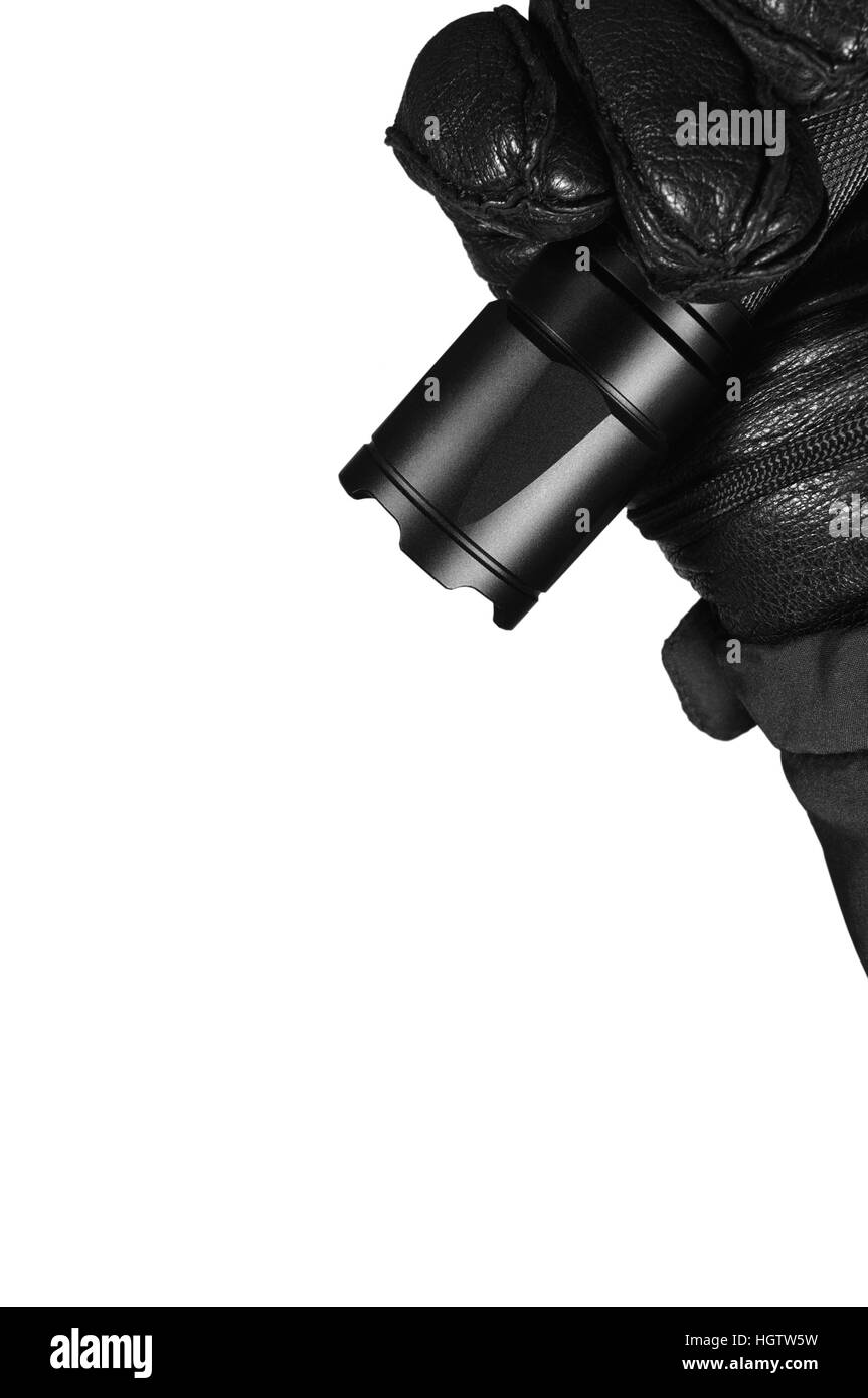 La mano guantata azienda torcia tattica, luci luminose Emiting illuminata luminosamente, Seghettato colpire la mascherina, nero Guanti in pelle a grana di Cop e giacca, grandi Foto Stock