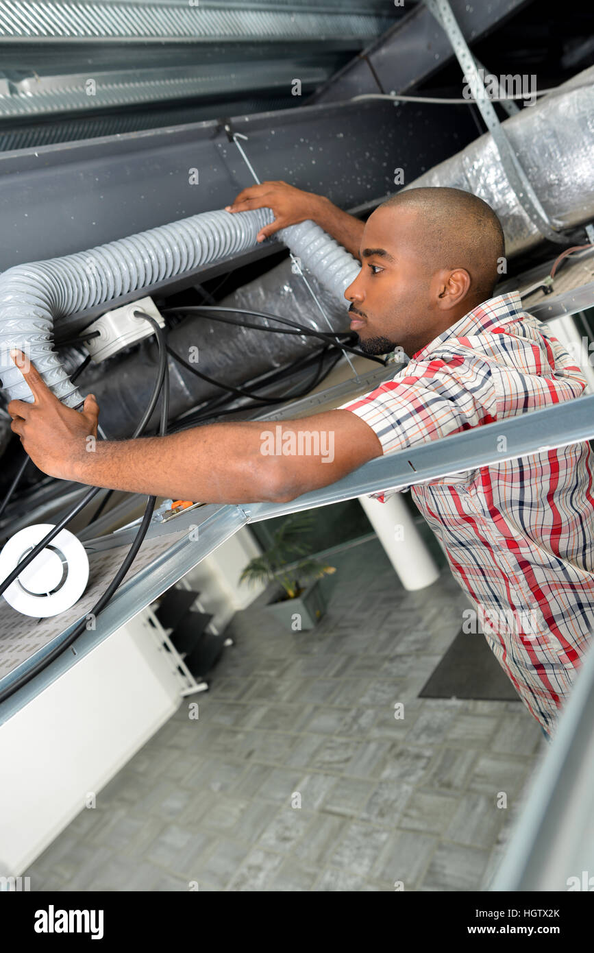 L'uomo l'installazione di tubo flessibile Foto Stock