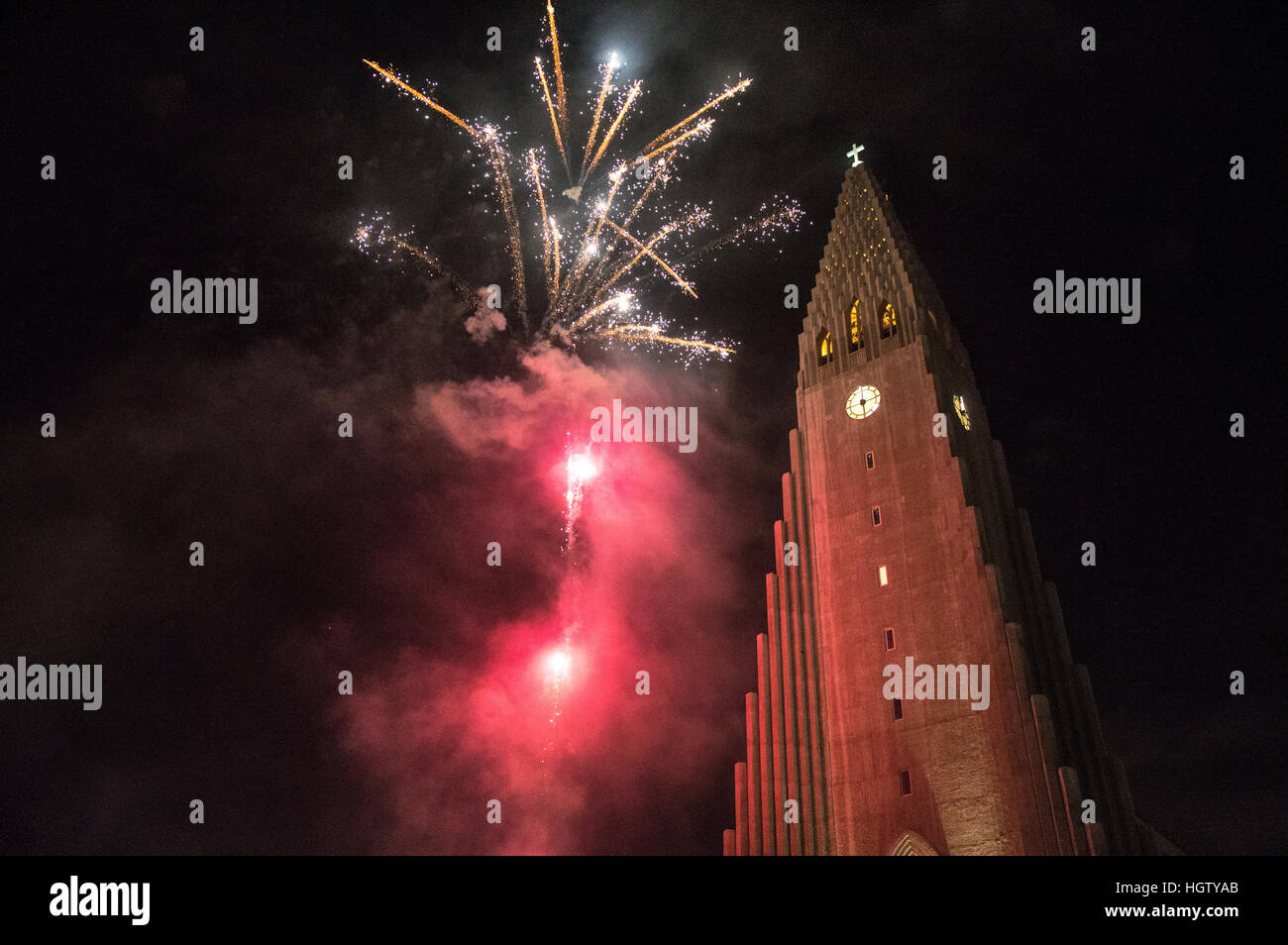 Fuochi d'artificio al di fuori della Hallgrimskirkja a Reykjavik, Islanda, Nuova anni 2017. Foto Stock