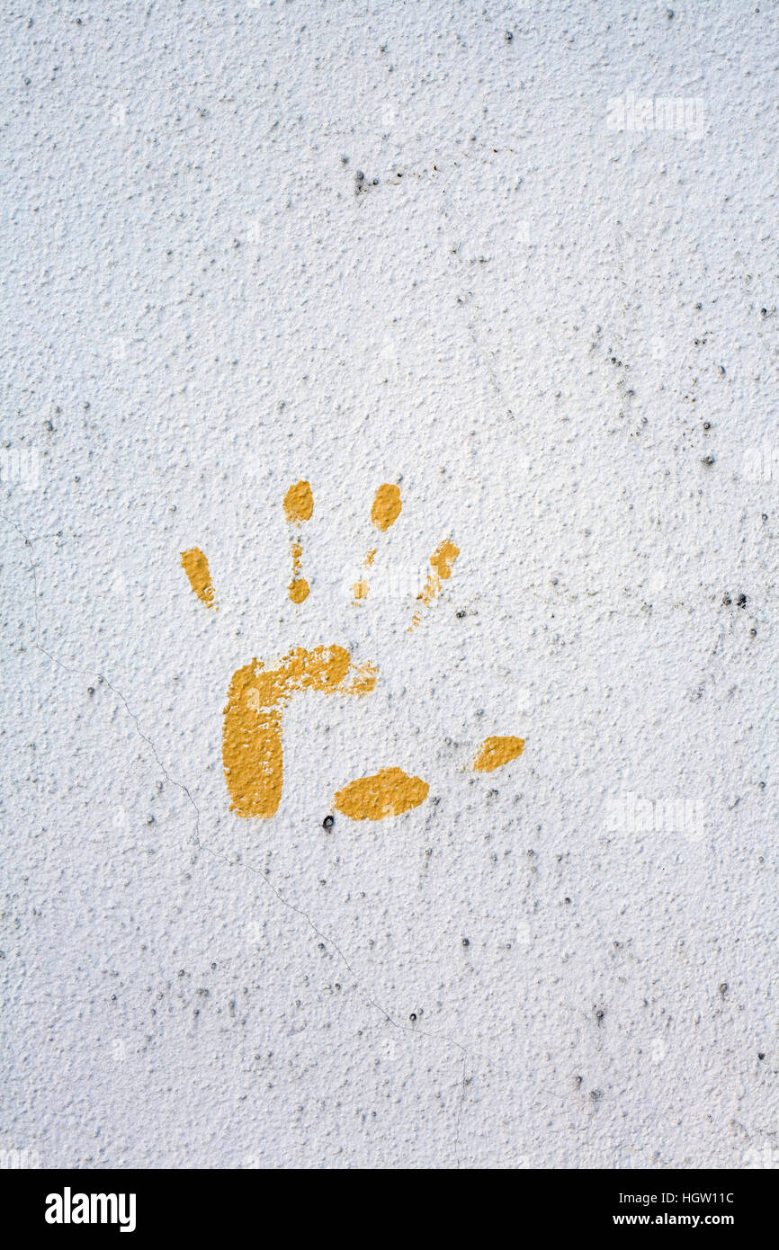 Stampa a mano sulla parete edilizia Foto Stock