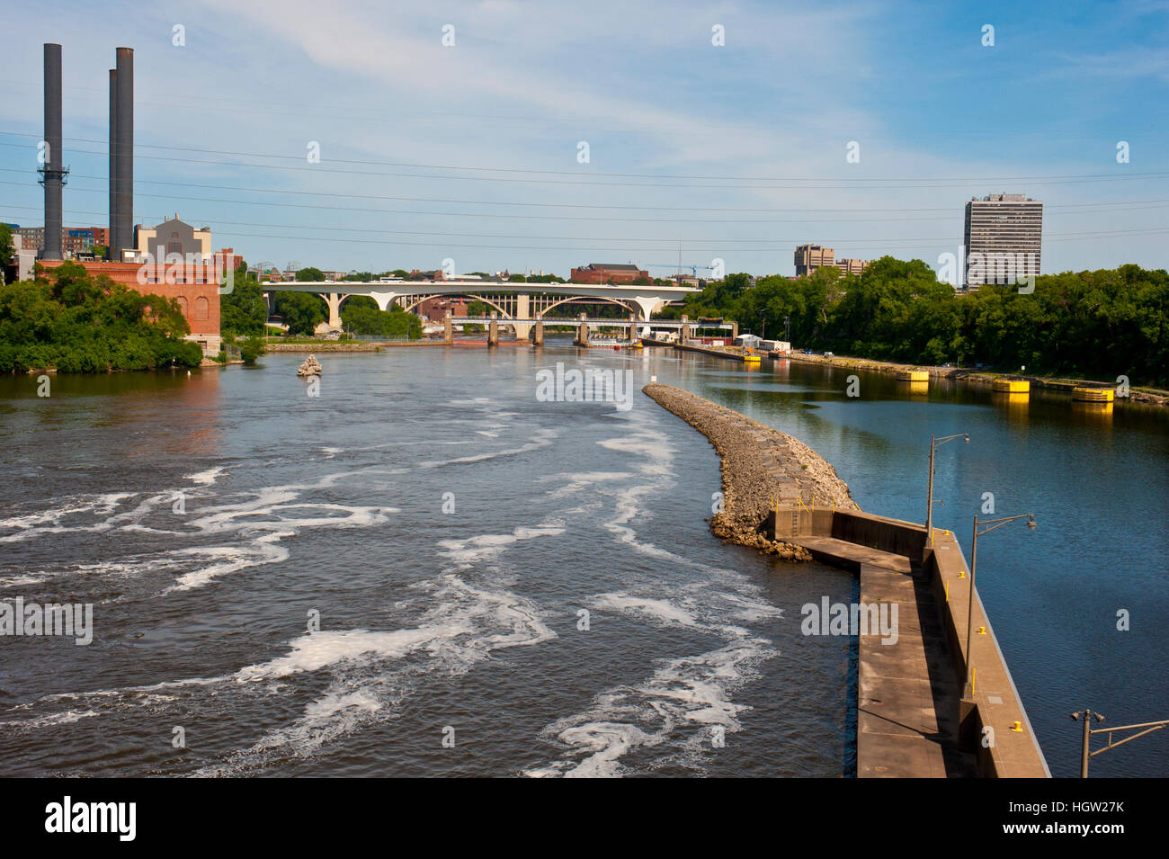 Minnesota, Minneapolis Mississippi, lungo il fiume dalla pietra il ponte di Arco Foto Stock
