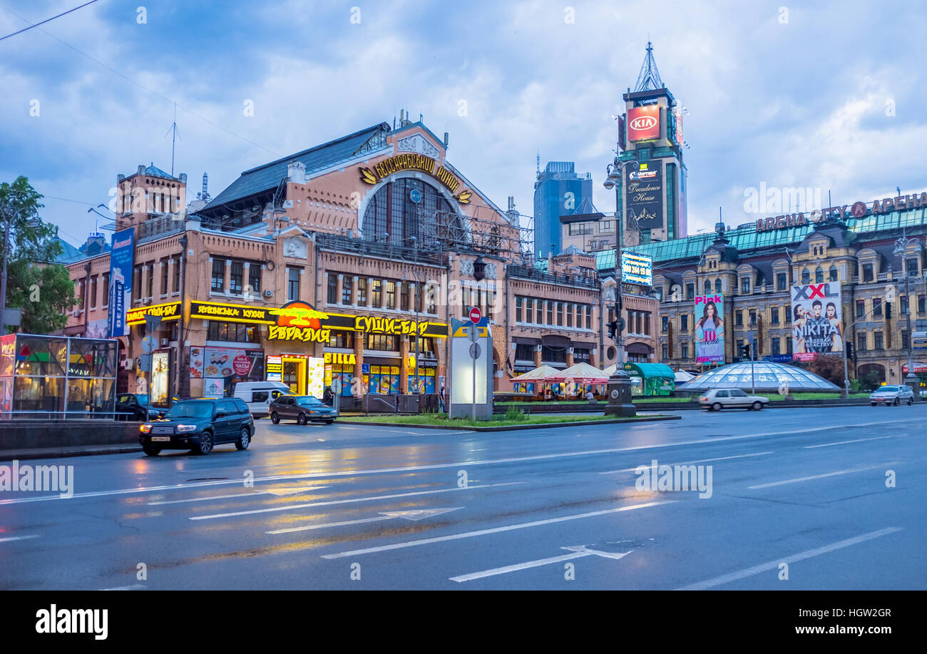 KEIV, Ucraina - 18 Maggio 2014: il mercato Besarabsky è un mercato coperto situato nel centro di Kiev sulla piazza Bessarabska alla fine della cit Foto Stock